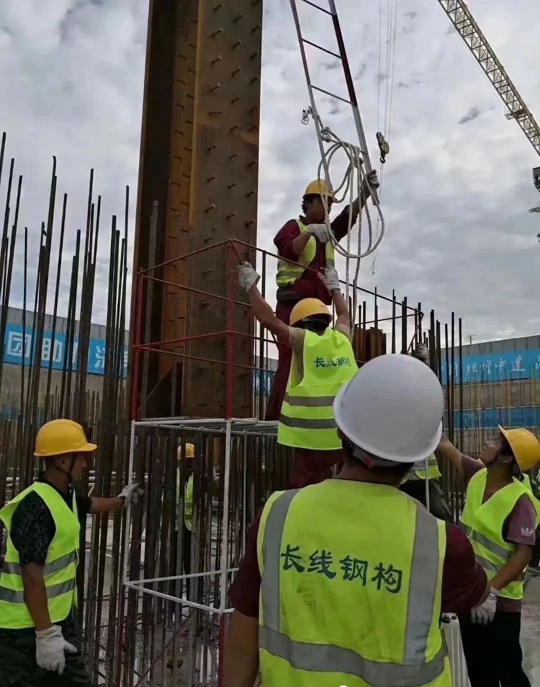 长线·快讯丨山东国际金融中心（IFC）428米超高层项目外框钢结构实现顺利封顶(图1)